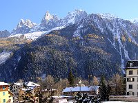 Retour en face nord du massif du Mont-Blanc : les Aiguilles de Chamonix (Charmoz, Grépon, Blaitière, etc.).  Au fond à droite, l'Aiguille du Midi, que nous verrons plus tard un peu mieux depuis les Bossons.